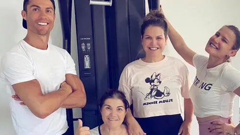 CR7 publica una imagen junto a su mamá y hermanas.