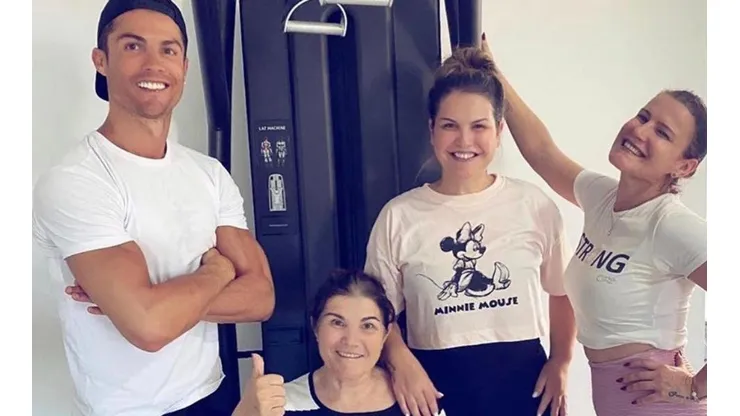 CR7 publica una imagen junto a su mamá y hermanas.