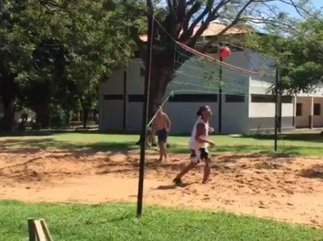 Video: Ronaldinho pasa sus días jugando footvolley en la cárcel