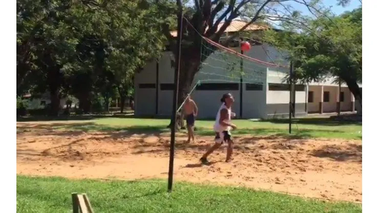 Dinho juega en la cárcel de Paraguay