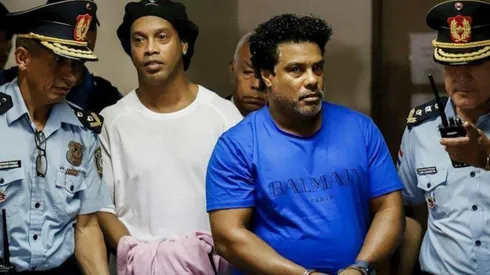 Cuevas visita a Ronaldinho en la cárcel de Paraguay.