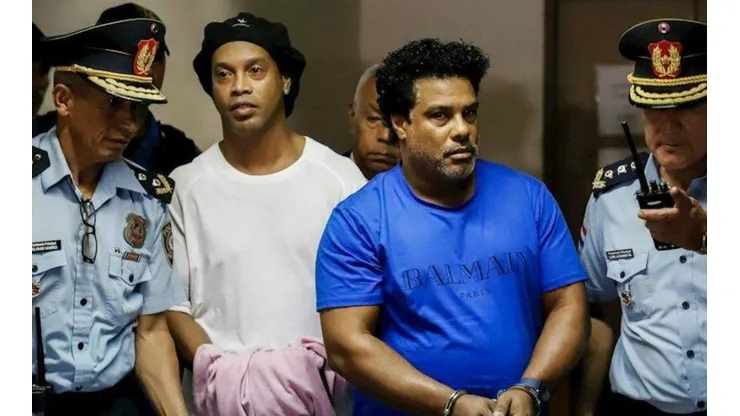 Cuevas visita a Ronaldinho en la cárcel de Paraguay.