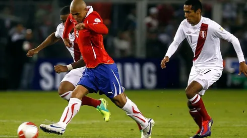 Chupete Suazo en acción contra Perú