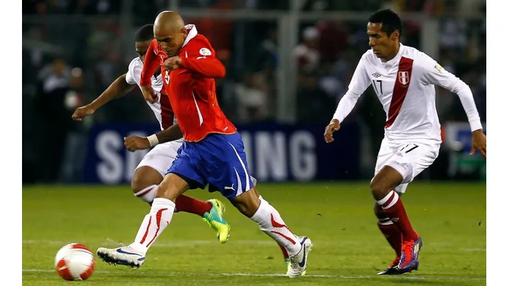 Chupete Suazo en acción contra Perú
