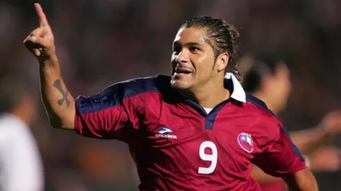 Reinaldo Navia festejando un gol con la Roja