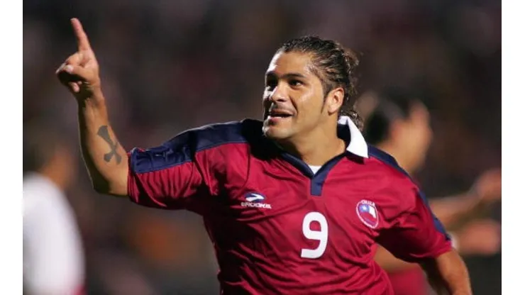 Reinaldo Navia festejando un gol con la Roja