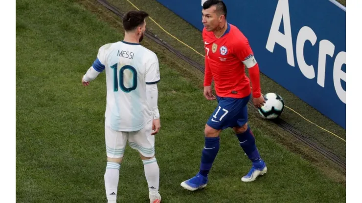 Gary Medel ante Lionel Messi en la última Copa América