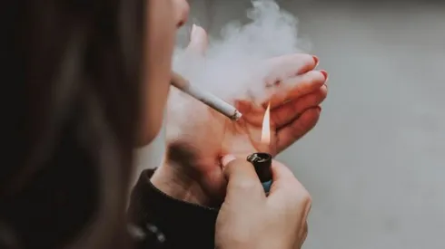 OMS pide limitar consumo de alcohol y cigarros durante la emergencia del covid-19.