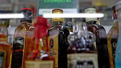 Según explicó Lavín, las botillerías de las siete comunas deberían permanecer cerradas