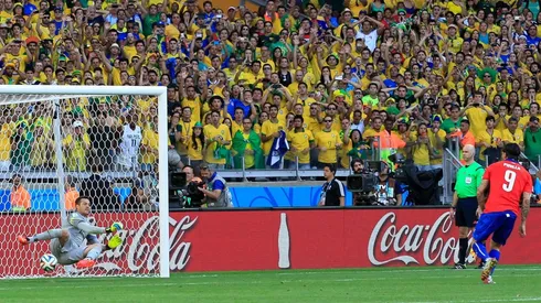 Julio César tapa el penal de Mauricio Pinilla. El arquero estuvo inspirado ante Chile