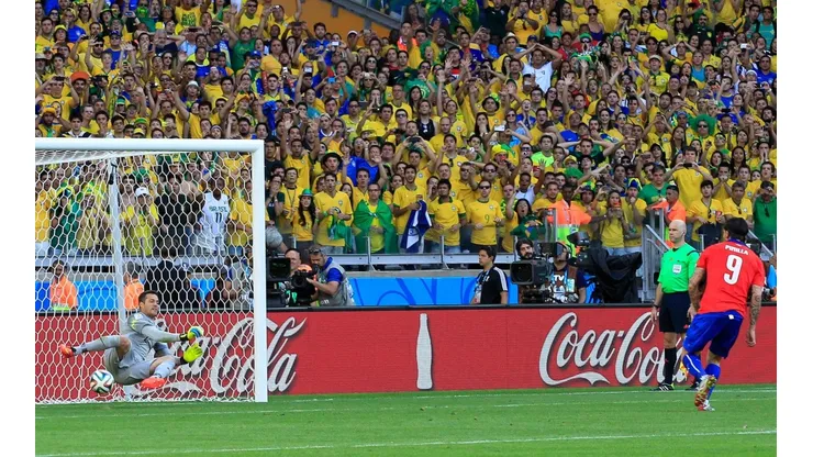 Julio César tapa el penal de Mauricio Pinilla. El arquero estuvo inspirado ante Chile