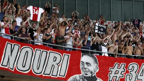 Los hinchas de Ajax apoyando al jugador