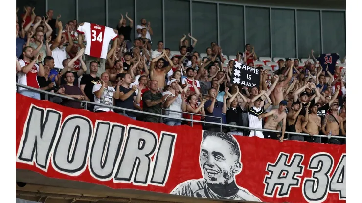 Los hinchas de Ajax apoyando al jugador