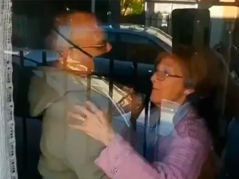 Joven toca acordeón fuera de la casa de sus padres en cuarentena