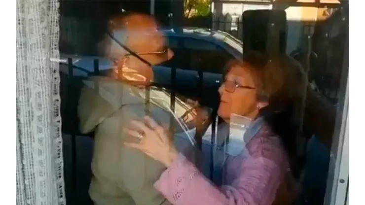 Joven toca acordeón fuera de la casa de sus padres en cuarentena.