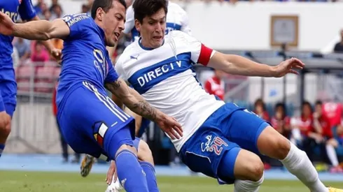 Alfonso Parot ante Sebastián Ubilla en un antiguo clásico universitario