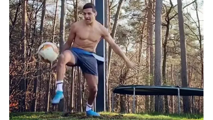 Alexis Sánchez se esfuerza como el que más en su casa en Italia