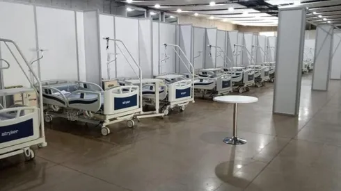 El lugar ya cuenta con 800 camas de emergencia.