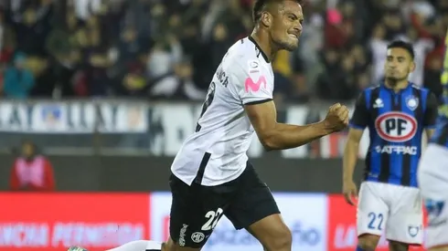 Parraguez es mirado en Perú