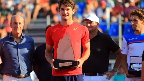 Seyboth con el trofeo en Santiago