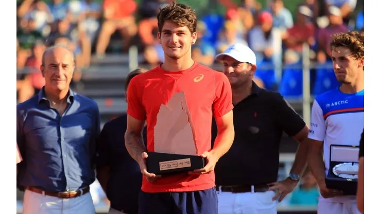 Seyboth con el trofeo en Santiago