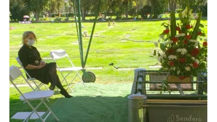 Cathy Barriga fue la única en el funeral de la segunda víctima del coronavirus en Chile