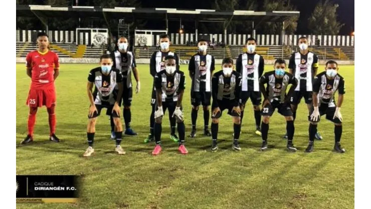 ¡Increíble! Equipo de Nicaragua juega con mascarillas