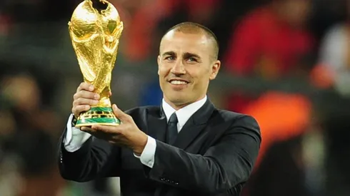 Cannavaro con la copa del mundo que ganó en 2006.