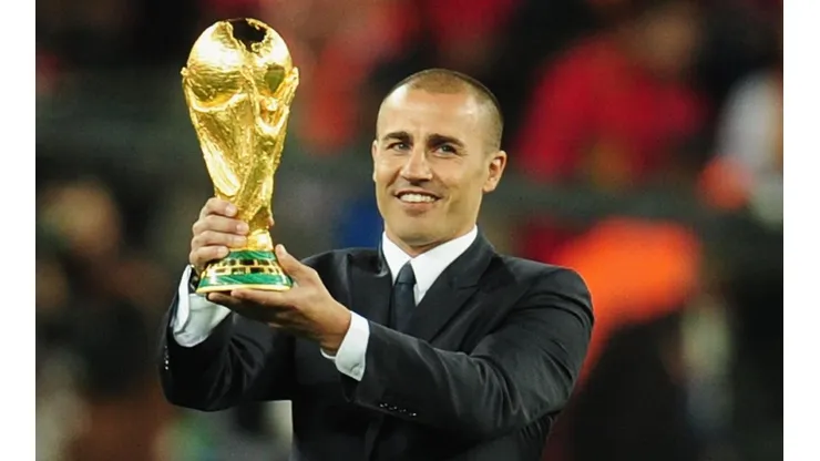 Cannavaro con la copa del mundo que ganó en 2006.