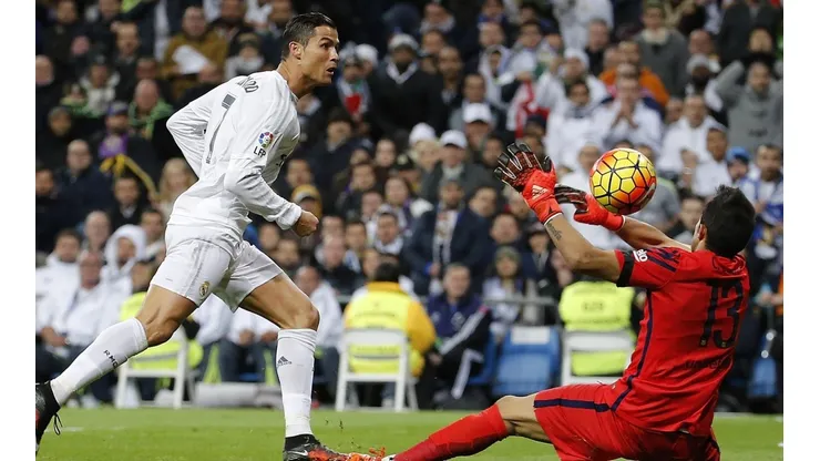 Bravo tapó un mano a mano claro ante CR7