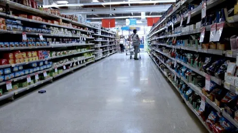 La mayoría de los supermercados comenzará a cerrar a las 18:00 horas.