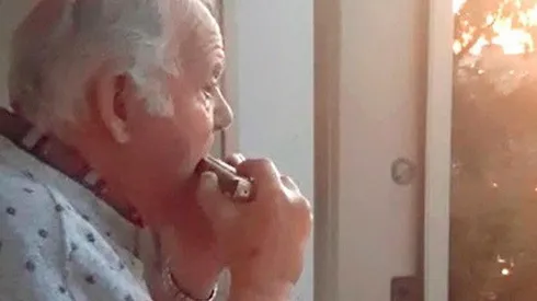 Hermann, de 80 años, da un concierto de armónica desde el balcón de su departamento.