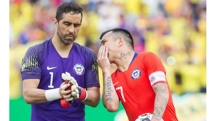 Gary Medel con Claudio Bravo ya habiéndolo relevado como capitán.