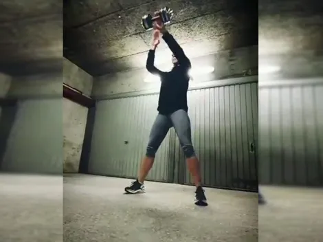 Tiane Endler entrena en casa y ataja mancuernas en el aire