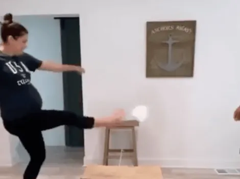 Alex Morgan se luce jugando fútbol tenis con ocho meses de embarazo