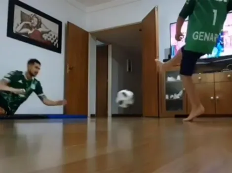 Gabriel Arias se entrena en el living de la casa