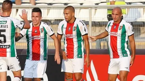 Palestino festeja un gol ante Cerro Largo