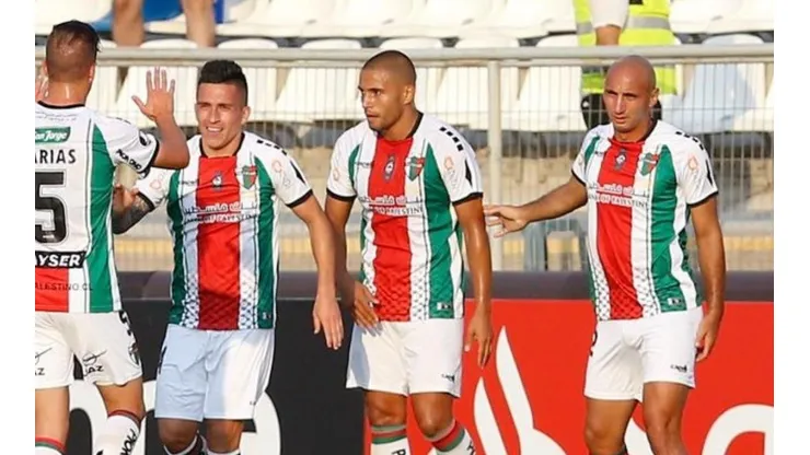 Palestino festeja un gol ante Cerro Largo