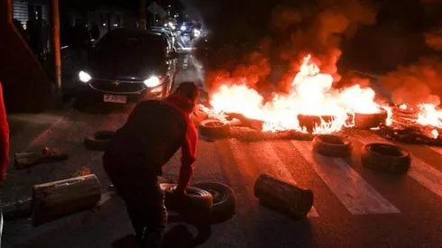 Los vecinos instalaron barricadas para evitar la entrada de turistas al Litoral Central