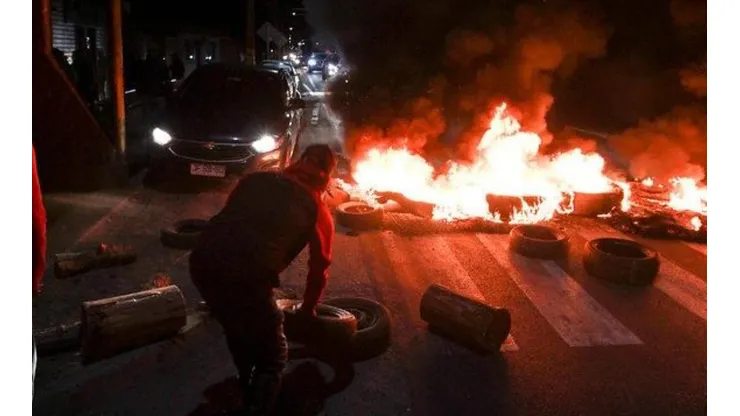 Los vecinos instalaron barricadas para evitar la entrada de turistas al Litoral Central