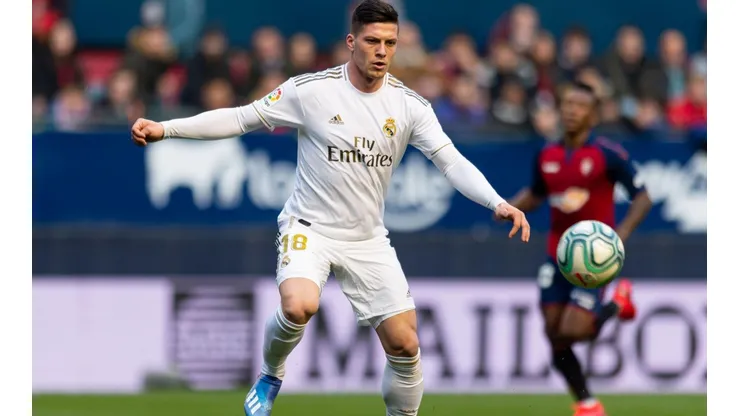 Luka Jovic controla el balón