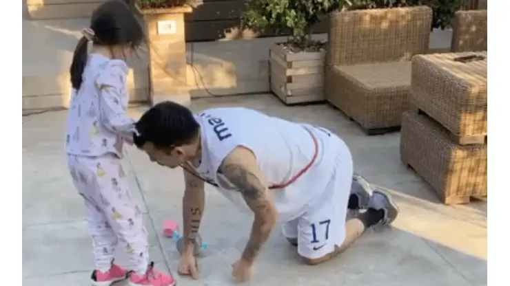 Medel jugando con su hija