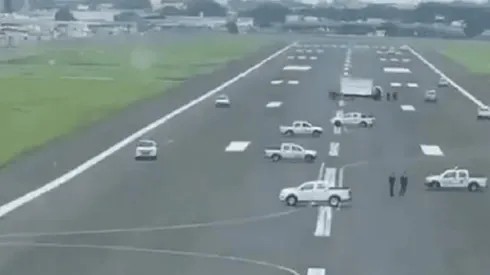 Así se vio desde el avión la pista de aterrizaje totalmente bloqueada