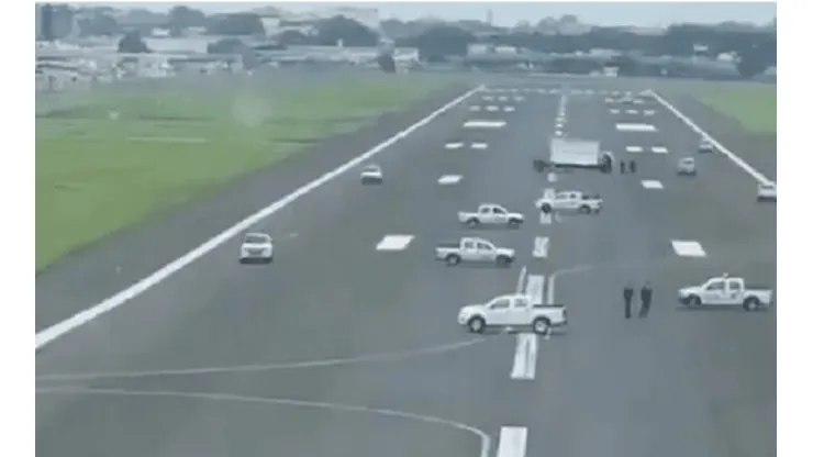 Así se vio desde el avión la pista de aterrizaje totalmente bloqueada