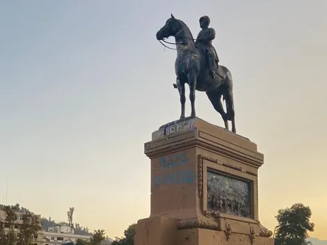 Pintan monumento a Baquedano en Plaza Dignidad