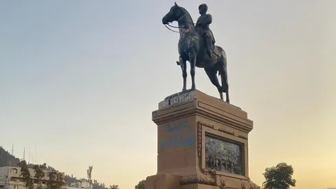 Así amaneció la estatua al general Baquedano en Plaza Dignidad