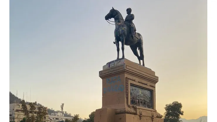 Así amaneció la estatua al general Baquedano en Plaza Dignidad