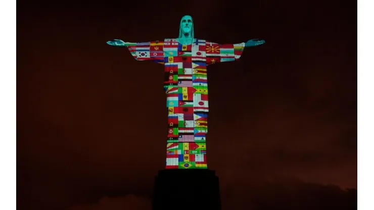 Chile y todos los países afectados dejaron ver sus banderas en el Cristo Redentor