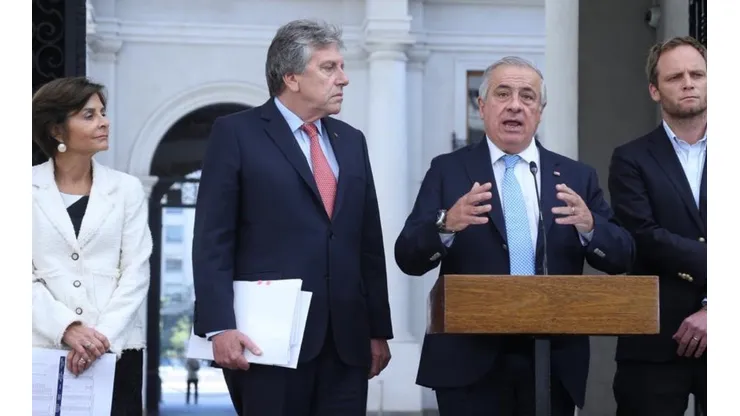 El ministro de Salud anunció nuevas medidas para frenar el avance del Coronavirus en Chile.