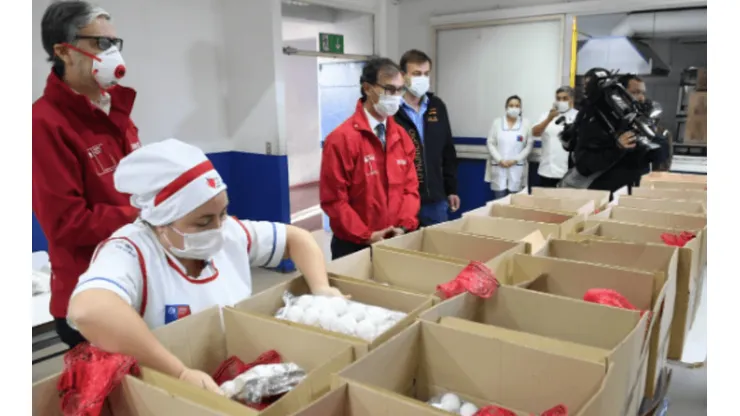 El ministro de educación supervisó el armado de las cajas